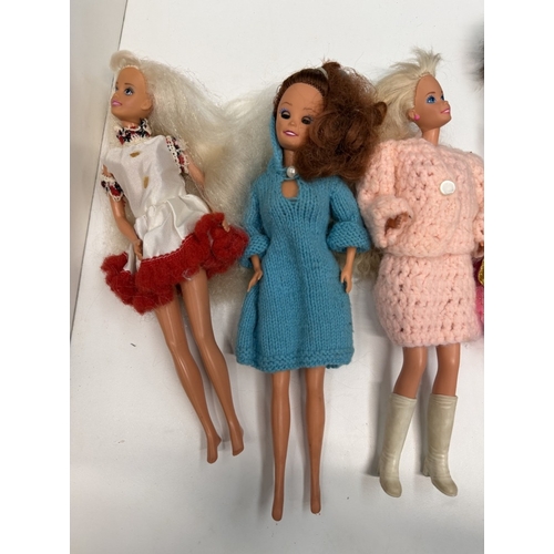 751 - 9 Barbie dolls with clothing
