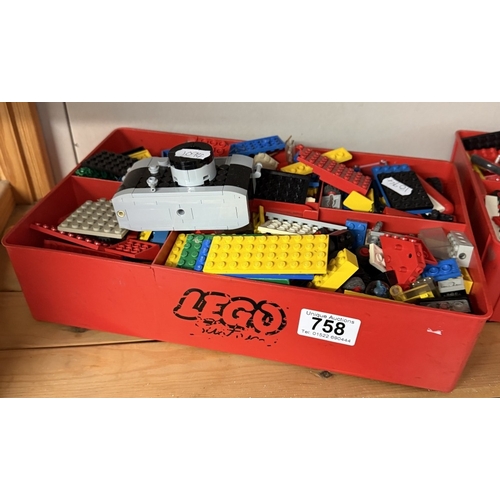 758 - A mixed lot of vintage Lego