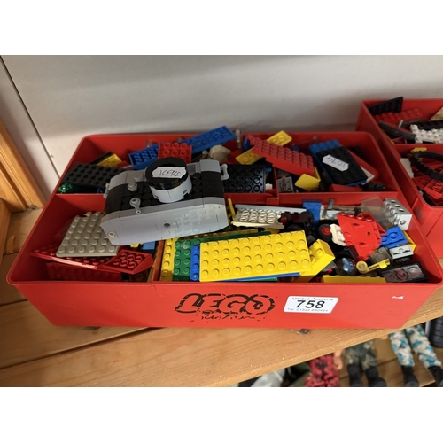 758 - A mixed lot of vintage Lego