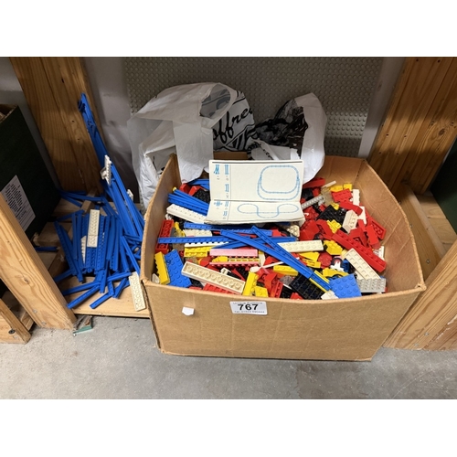 767 - A large quantity of vintage Lego
