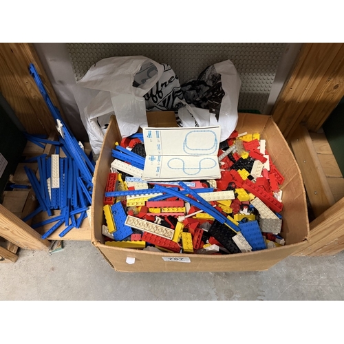 767 - A large quantity of vintage Lego