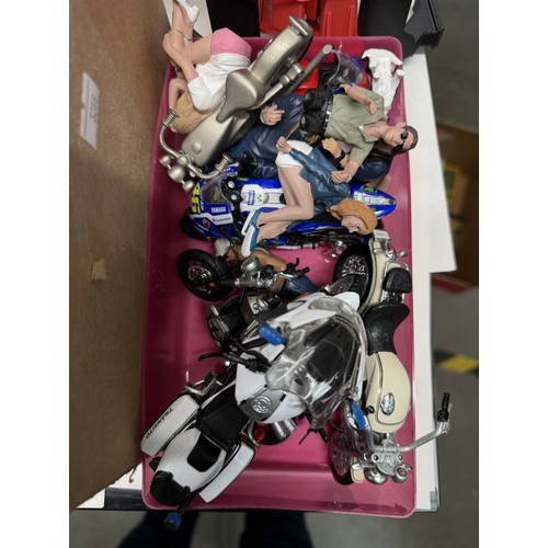 817 - A quantity of loose diorama related items, Maisto motorbikes etc