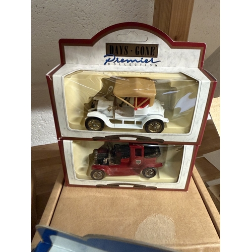 837 - A Lledo St. Kew classics model collection promotional 2 piece diecast set, 2 Oxford Bullnose Morris ... 