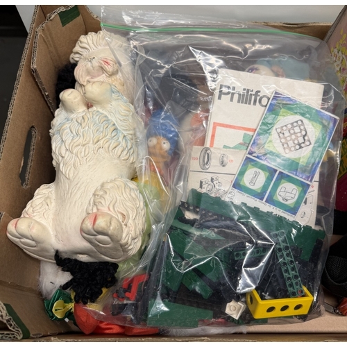 793 - A quantity of vintage mixed toys including Simpsons dolls, String puppet, Edward Mobley 1962 rubber ... 