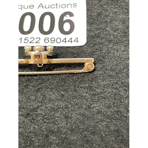 1006 - A 15ct gold and seed pearl brooch (total weight 2.8g)