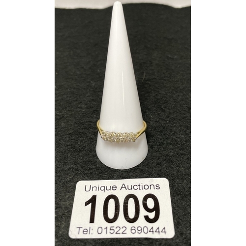1009 - A 15ct gold 5 stone ring (total weight 2.96g)
