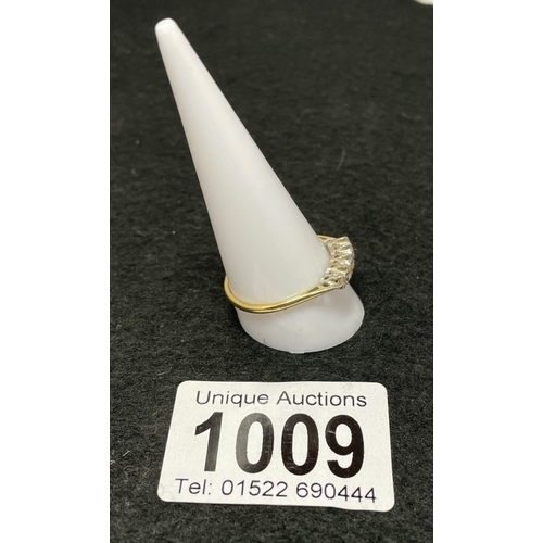1009 - A 15ct gold 5 stone ring (total weight 2.96g)