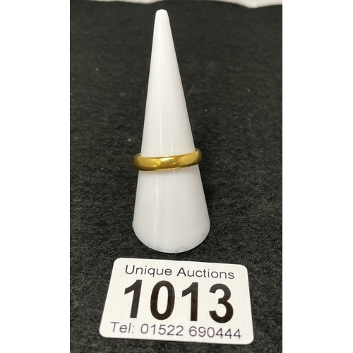 1013 - A 22ct gold wedding band size O (total weight 6.11g)