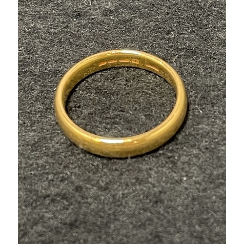 1013 - A 22ct gold wedding band size O (total weight 6.11g)