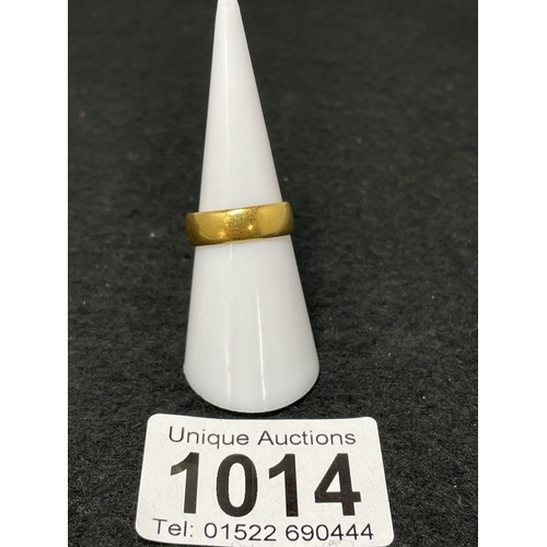 1014 - A 22ct gold wedding band size L (total weight 4.63g)