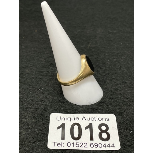 1018 - A 9ct gold signet ring size R (total weight 3.83g)