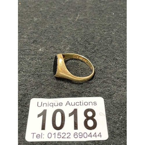 1018 - A 9ct gold signet ring size R (total weight 3.83g)
