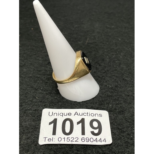1019 - A 9ct gold signet ring size S 1/2 (total weight 3.16g)