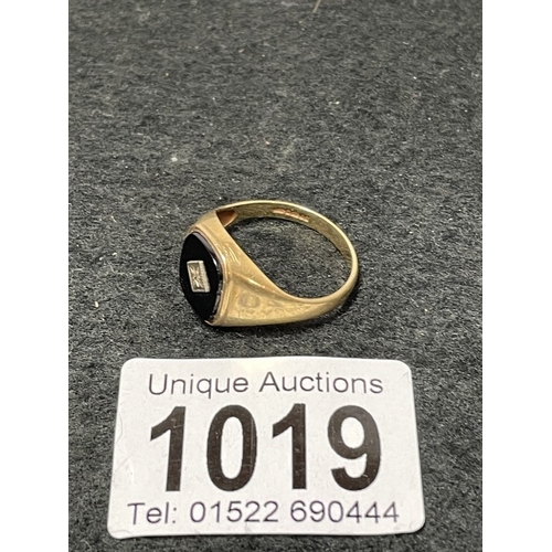 1019 - A 9ct gold signet ring size S 1/2 (total weight 3.16g)