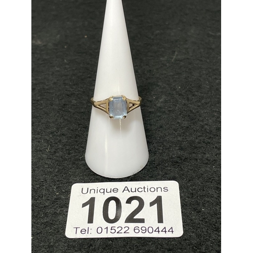 1021 - A 9ct gold ring with blue stone setting (possibly topaz) size N 1/2 (total weight 2.23g)