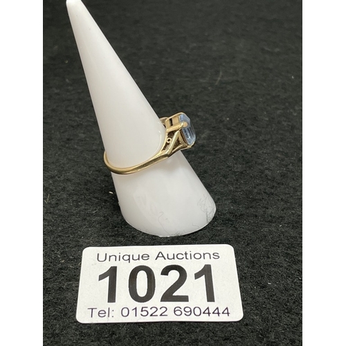 1021 - A 9ct gold ring with blue stone setting (possibly topaz) size N 1/2 (total weight 2.23g)