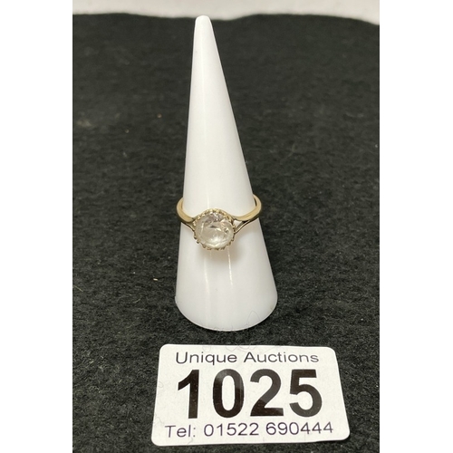 1025 - A 9ct gold ring with glass centre stone (total weight 2.52g)