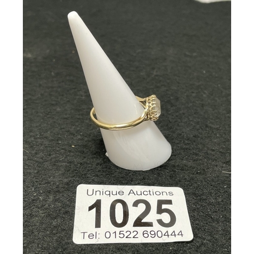 1025 - A 9ct gold ring with glass centre stone (total weight 2.52g)