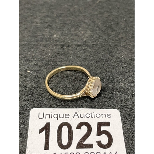 1025 - A 9ct gold ring with glass centre stone (total weight 2.52g)
