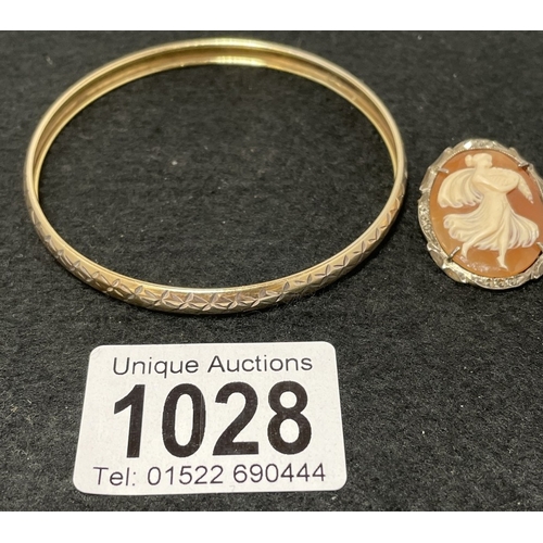 1028 - A 9ct bonded gold bangle (6.75g) and a silver surround cameo
