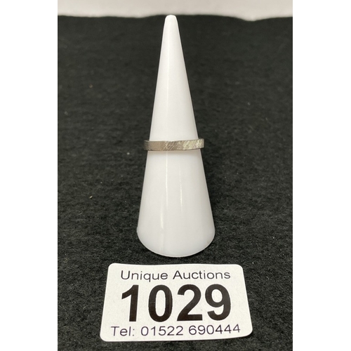 1029 - An unmarked platinum ring (total weight 2.45g)