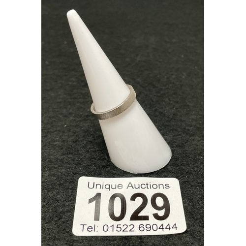 1029 - An unmarked platinum ring (total weight 2.45g)