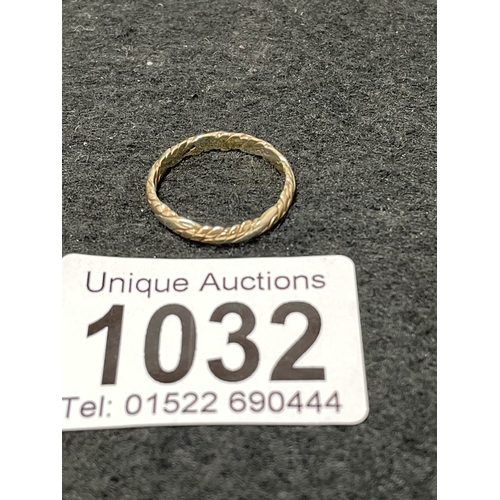 1032 - A 9ct gold braid ring size N 3/4 (total weight 2.14g)