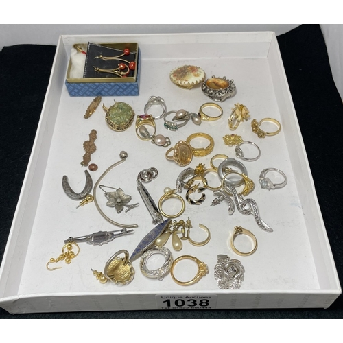 1038 - A mixed lot of costume jewellery including rings. brooches etc