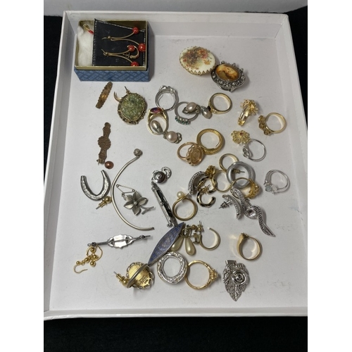 1038 - A mixed lot of costume jewellery including rings. brooches etc