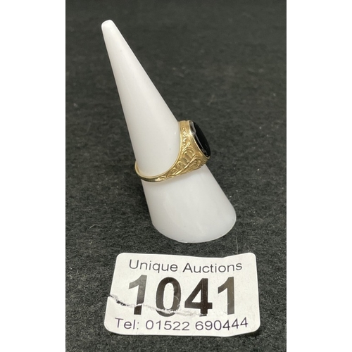 1041 - A 9ct gold Signet ring size N (total weight 2.87g)