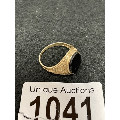 1041 - A 9ct gold Signet ring size N (total weight 2.87g)