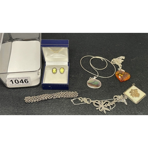 1046 - 6 pieces of silver jewellery including necklaces etc