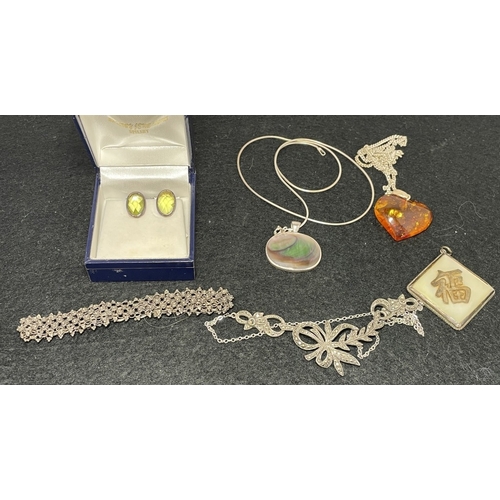 1046 - 6 pieces of silver jewellery including necklaces etc