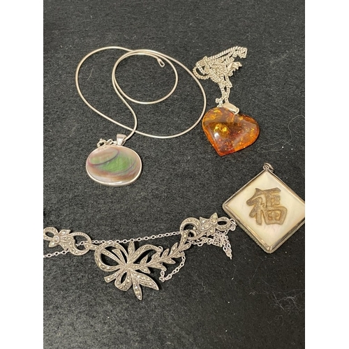 1046 - 6 pieces of silver jewellery including necklaces etc