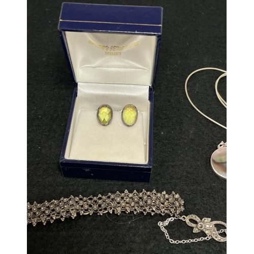 1046 - 6 pieces of silver jewellery including necklaces etc