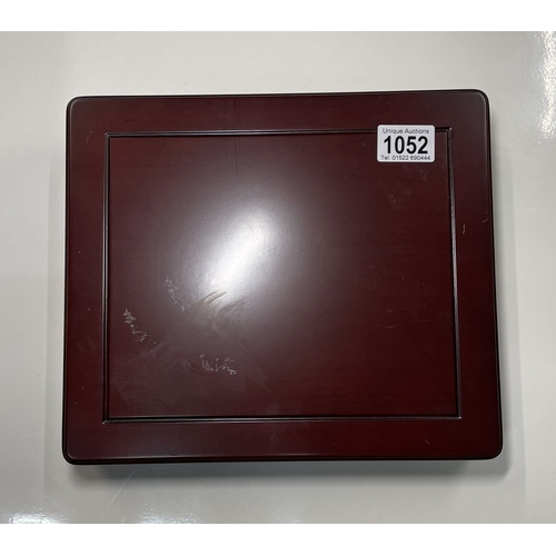 1052 - An empty coin presentation box