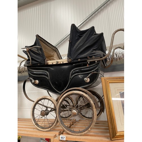 A vintage Silvercross pram (In need of TLC)