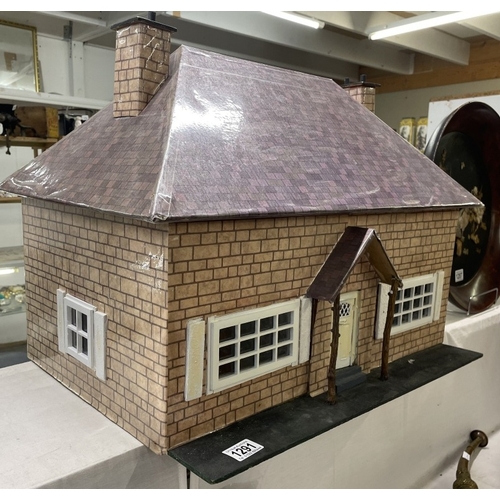 1291 - A Hornby OO gauge accessories Alms house