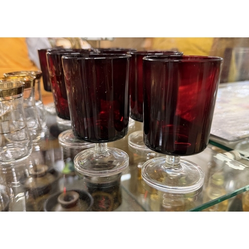 1529 - A quantity of vintage gold rimmed glass bowls, chargers etc & Cranberry glasses