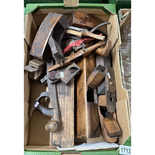 1713 - A box of antique & vintage wooden planes & scrapes