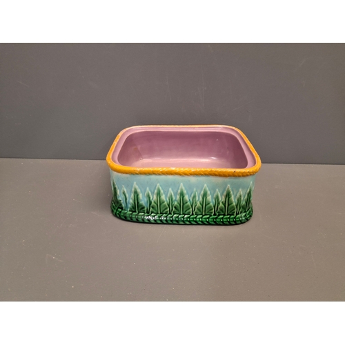 45 - George Jones Majolica sardine dish 19th century.
The dish is missing its lid
15cm wide