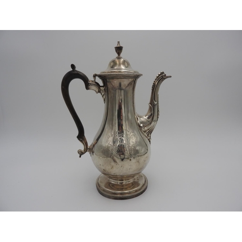 207 - GEORGE II SILVER COFFEE POTWILLIAM HOLMES, LONDON 1718with a scroll wood handle and urn shaped finia... 