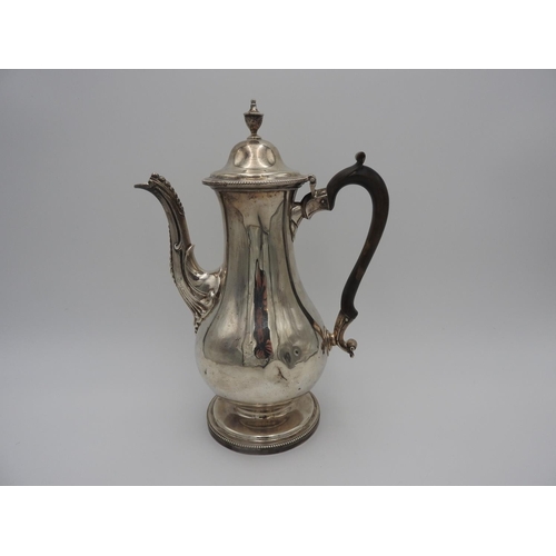 207 - GEORGE II SILVER COFFEE POTWILLIAM HOLMES, LONDON 1718with a scroll wood handle and urn shaped finia... 