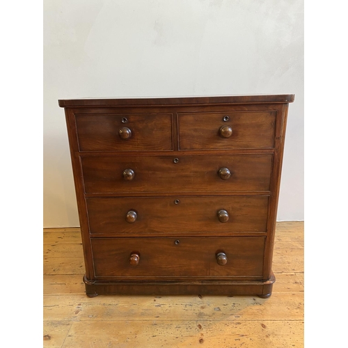 19 - VICTORIAN MAHOGANY CHEST OF 5 DRAWERS,2 narrow drawers over 3 graduated wide drawers with turned woo... 