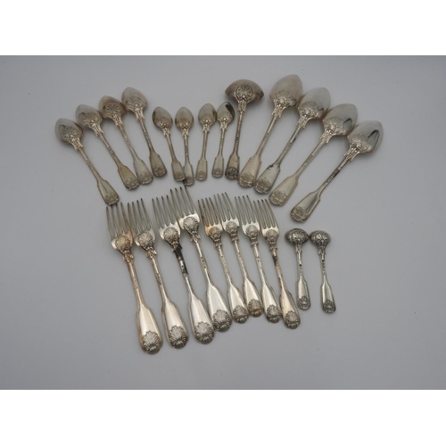 211 - GEORGE IV SILVER KINGS PATTERN PART FLATWARE SERVICE LONDON 1827, MAKERS MARK WC??? comprising 4 des... 