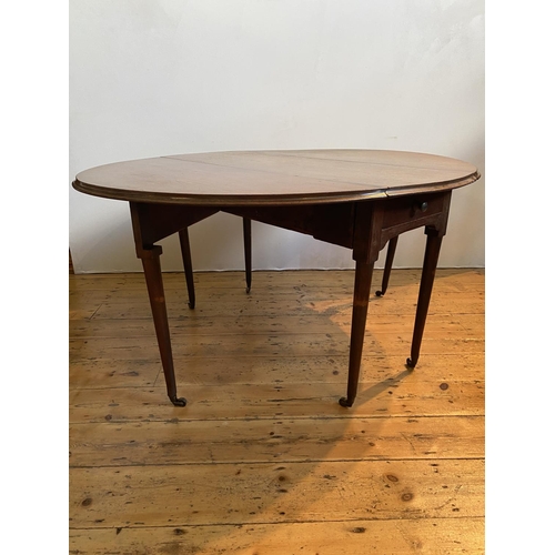 35 - GEORGE III MAHOGANY TURNED LEG OVAL DROP LEAF TABLE, WITH ONE LATERAL FRIEZE DRAW RAISED ON TURNED T... 