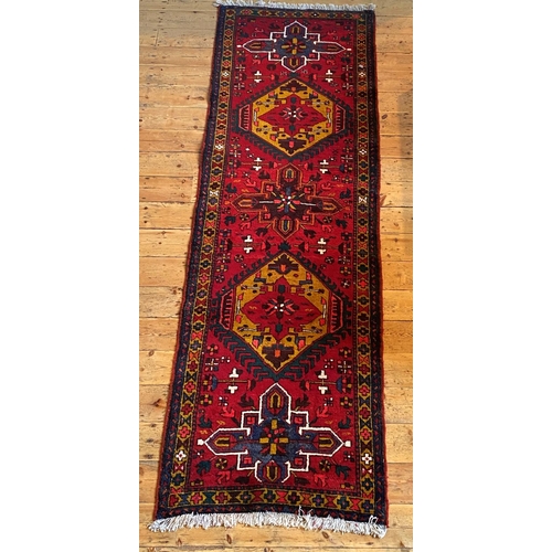 61 - Quality AZARI RED/CAMEL MEDALLION RUNNER 325cmx95cm