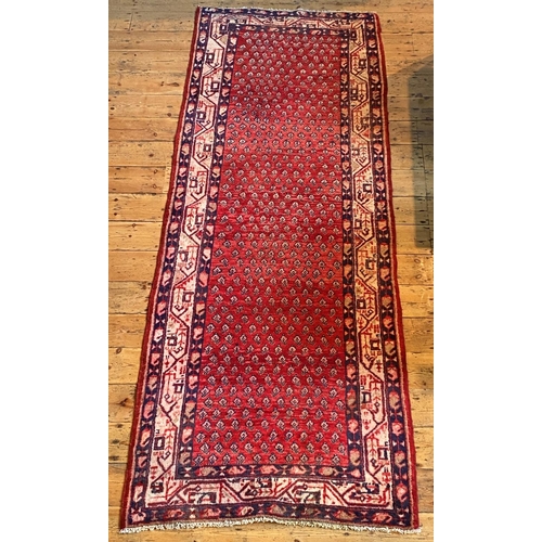 62 - QUALITY RED & CREAM REPEAT DESIGN RUNNER 300cm x 115cm