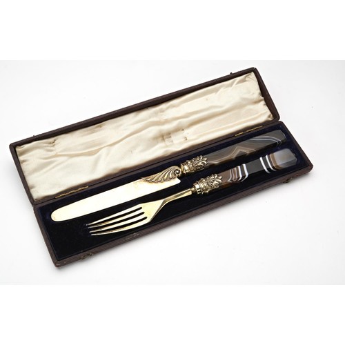 193 - FINE GEORGE IV SILVER GILT AGATE BOXED FRUIT KNIFE AND FORKWILLIAM CHAWNER, LONDON 1829with tapered ... 