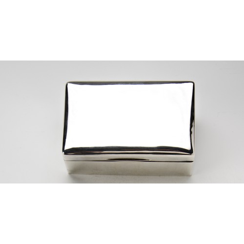 214 - GEORGE V SILVER CIGARETTE BOXWALKER & HALL, LONDON 1912of plain rectangular form13.5cm wide... 